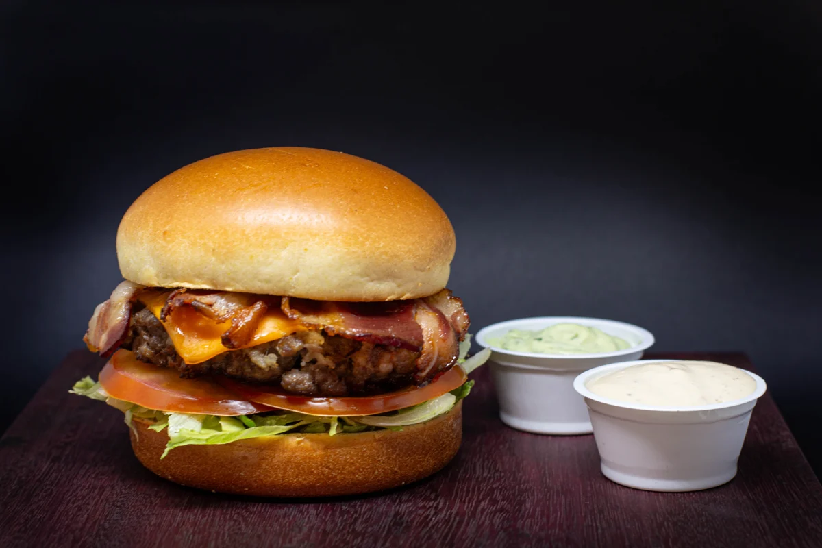 Hambúrguer VOKA com bacon, queijo, salada e molhos